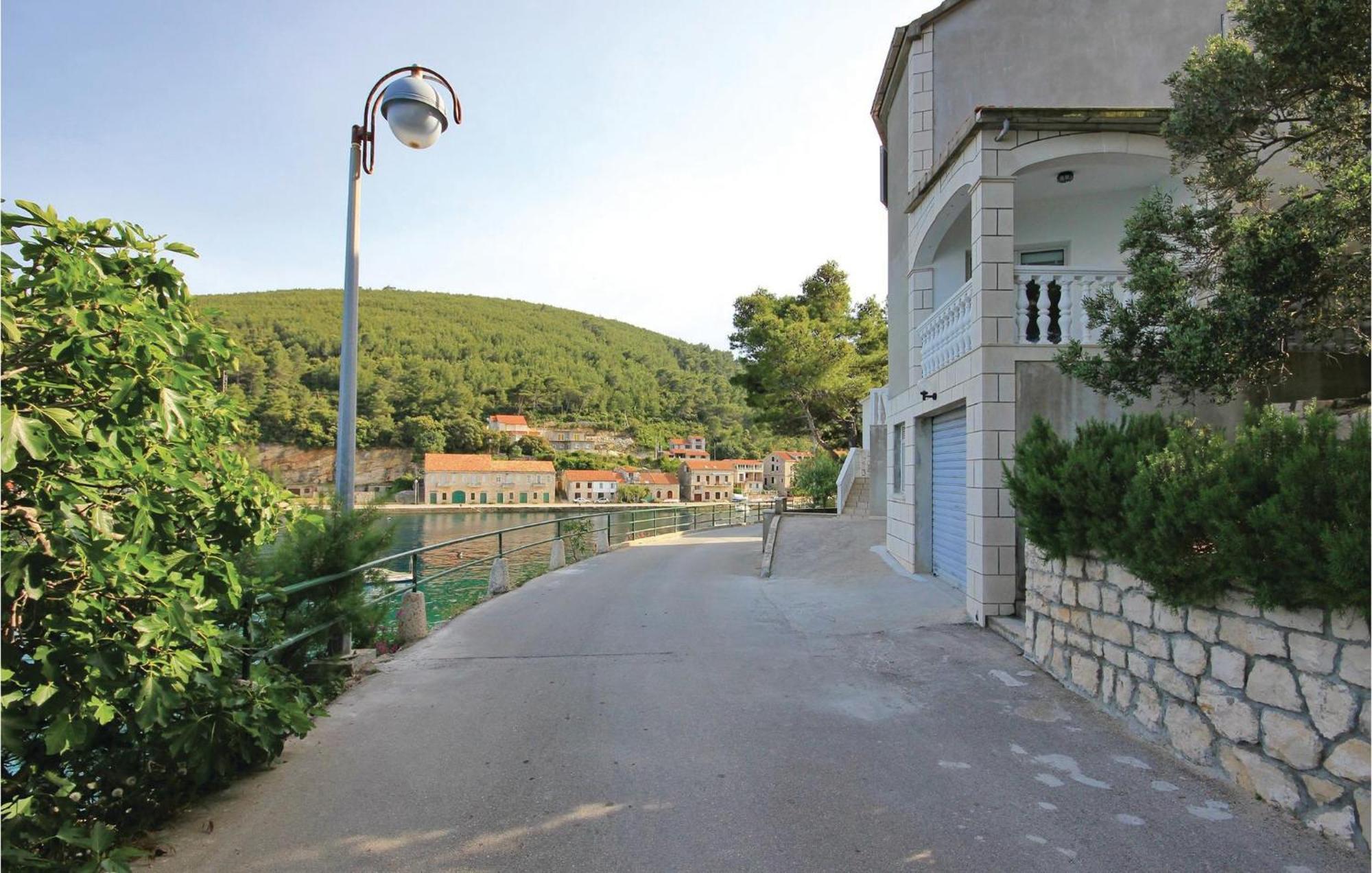Cozy Apartment In Prigradica With House Sea View المظهر الخارجي الصورة